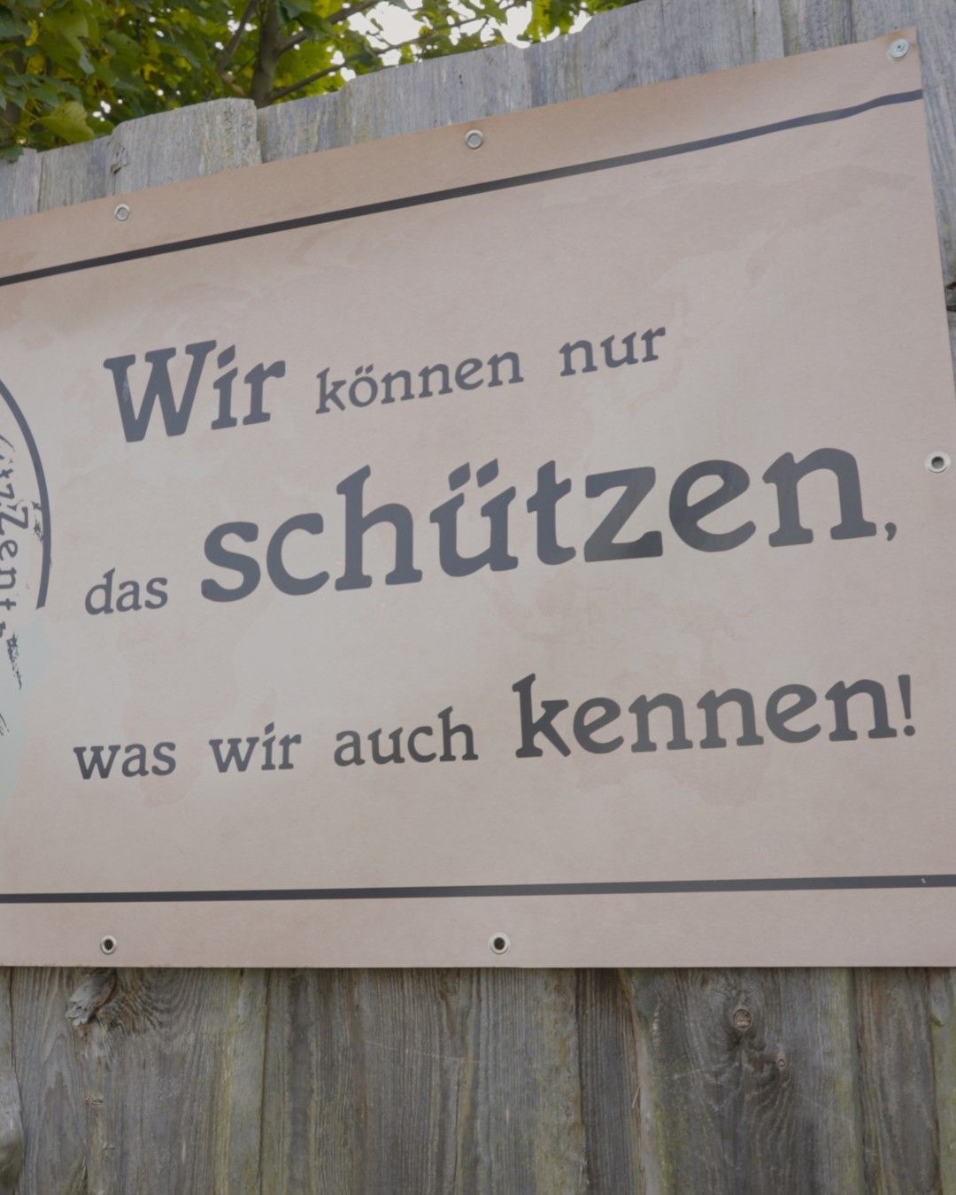 Schild am Holzzaun: Wir können nur das schützen, was wir auch kennen!